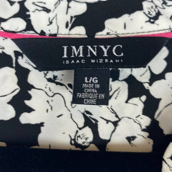 NWT IMNYC White and Black Floral Short Sleeve Blouse with Asymmetrical Hem Wms L - Picture 6 of 8